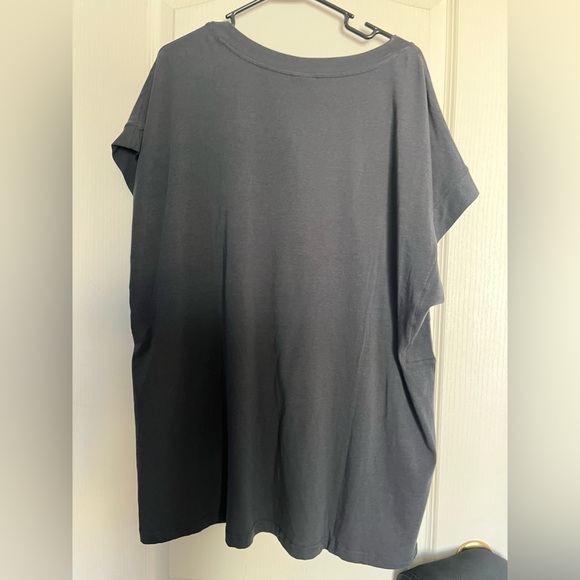 Torrid NWT gray V neck shirt. 2X. Runs a little big - Picture 4 of 4